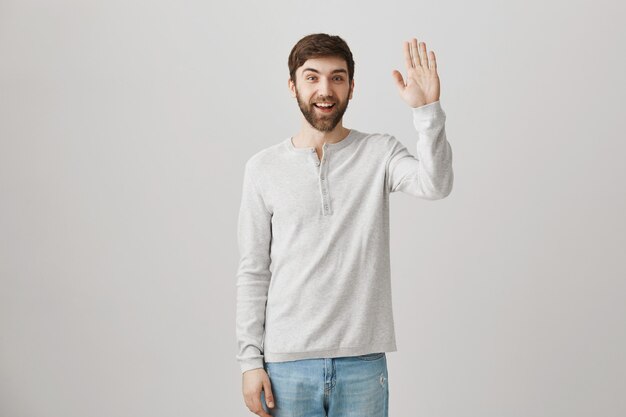 Photo gratuite portrait barbu d'un jeune homme avec un chemisier blanc