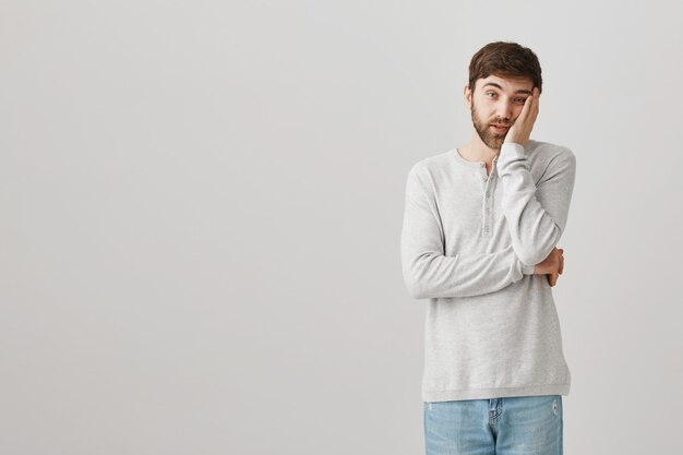 Portrait barbu d'un jeune homme avec un chemisier blanc