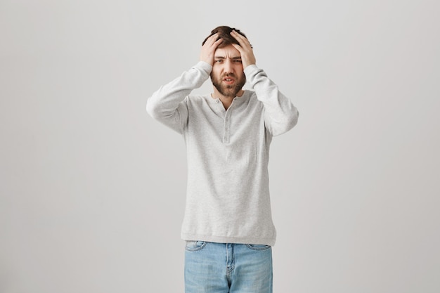 Portrait barbu d'un jeune homme avec un chemisier blanc