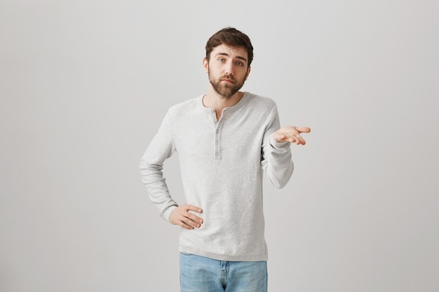 Portrait barbu d'un jeune homme avec un chemisier blanc