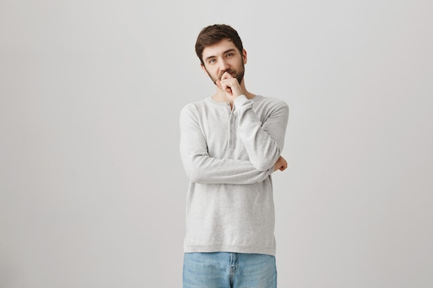 Portrait barbu d'un jeune homme avec un chemisier blanc