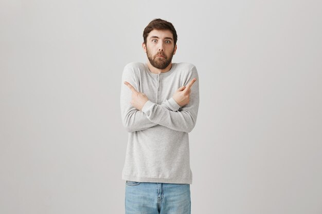 Portrait barbu d'un jeune homme avec un chemisier blanc