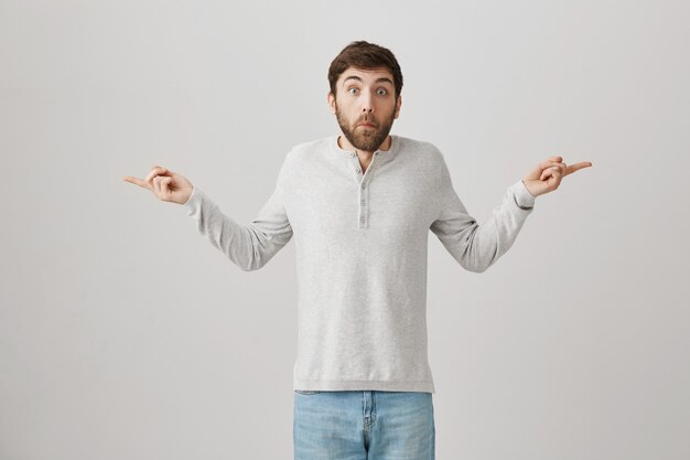 Portrait barbu d'un jeune homme avec un chemisier blanc