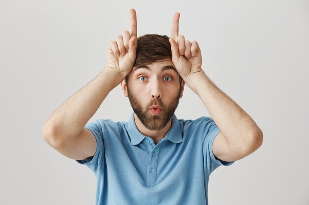 Portrait barbu d'un jeune homme avec tshirt bleu