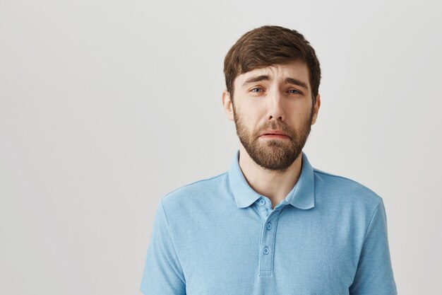 Portrait barbu d'un jeune homme avec tshirt bleu