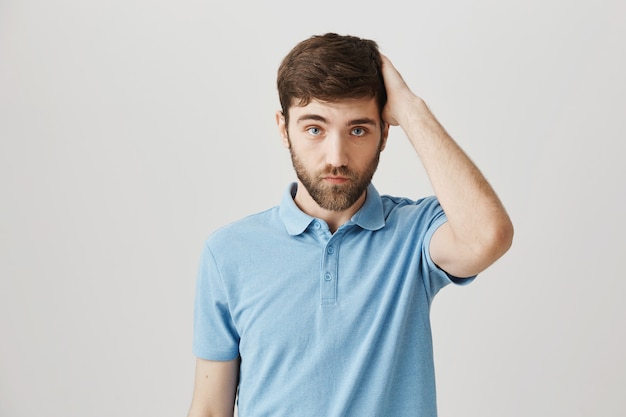 Portrait barbu d'un jeune homme avec tshirt bleu