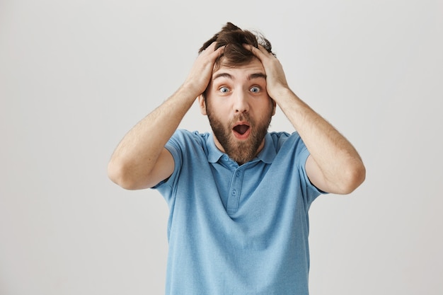 Photo gratuite portrait barbu d'un jeune homme avec tshirt bleu