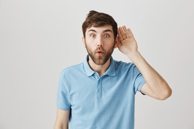 Portrait barbu d'un jeune homme avec tshirt bleu