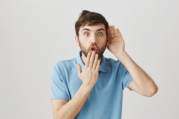 Portrait barbu d'un jeune homme avec tshirt bleu