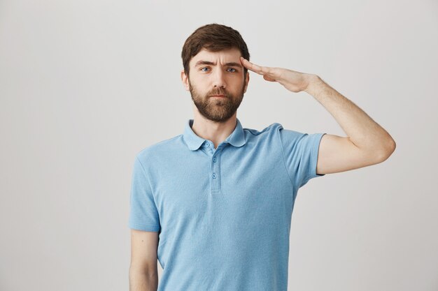 Portrait barbu d'un jeune homme avec tshirt bleu