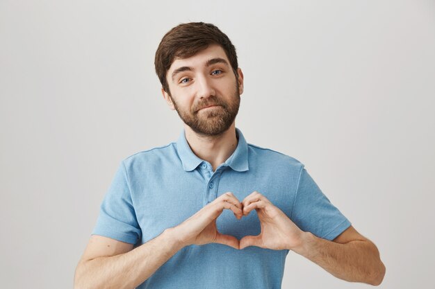 Portrait barbu d'un jeune homme avec tshirt bleu