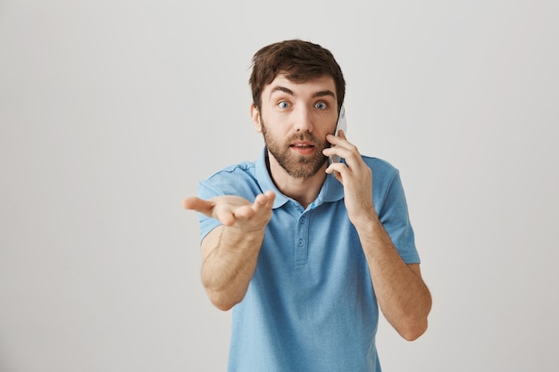 Portrait barbu d'un jeune homme avec tshirt bleu