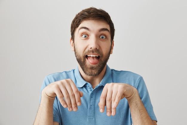 Photo gratuite portrait barbu d'un jeune homme avec tshirt bleu