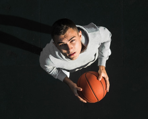 Photo gratuite portrait de basketteur