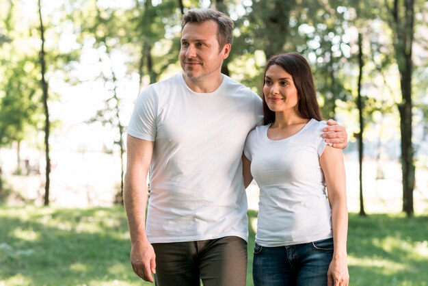 Portrait de beau couple d&#39;amoureux debout dans le jardin