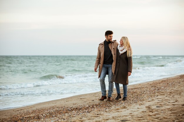 Portrait d'un beau couple amoureux étreignant