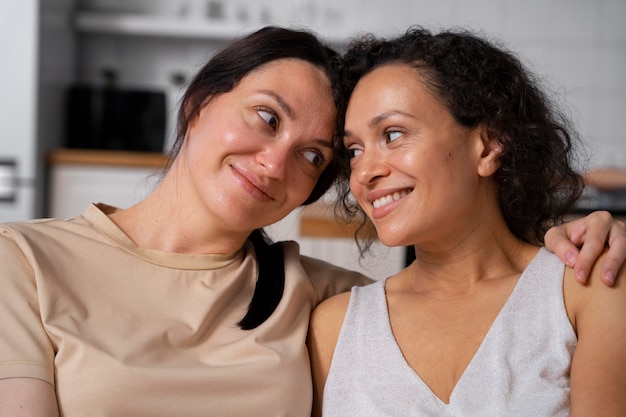 Photo gratuite portrait d'un beau couple de lesbiennes souriantes