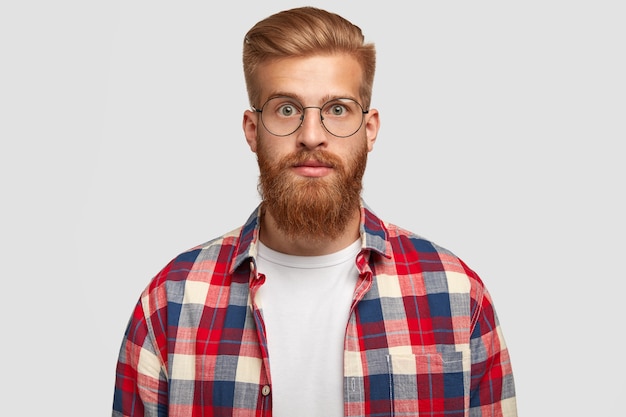 Portrait De Beau Jeune Concepteur Homme Réussi Avec Une Barbe épaisse Au Gingembre, Semble étonnamment