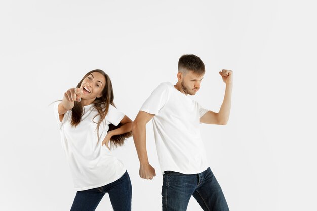 Portrait de beau jeune couple isolé sur blanc