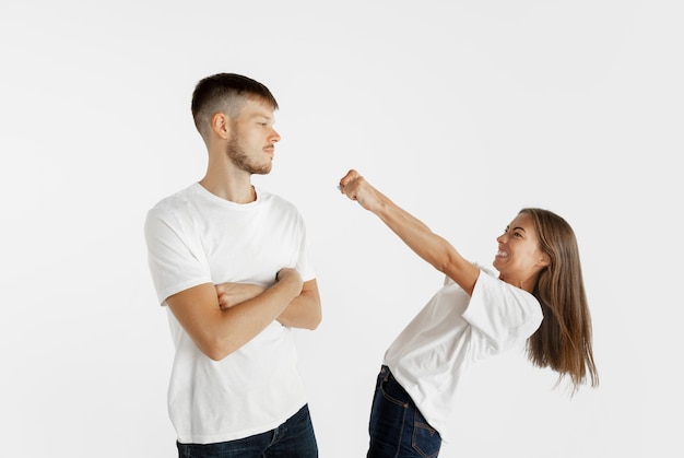 Portrait de beau jeune couple isolé sur un espace blanc. Expression faciale, émotions humaines, concept publicitaire. Copyspace