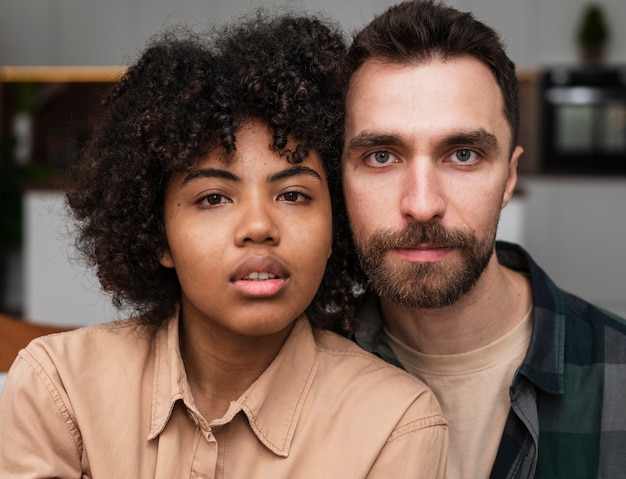 Portrait de beau jeune couple