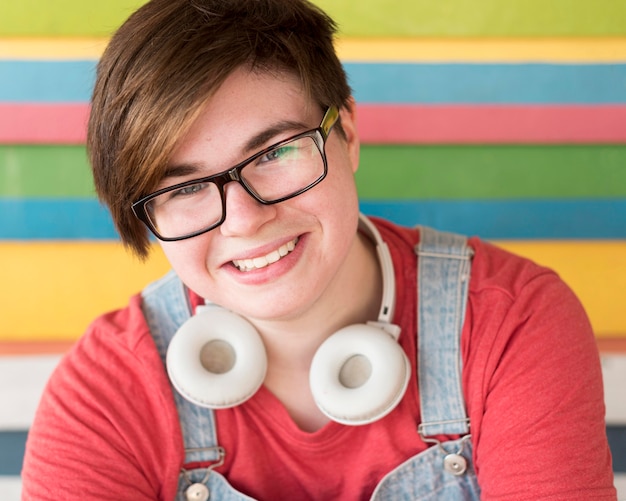 Photo gratuite portrait de beau jeune garçon souriant