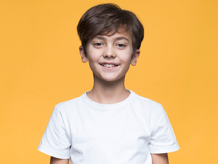 Photo gratuit portrait beau jeune garçon