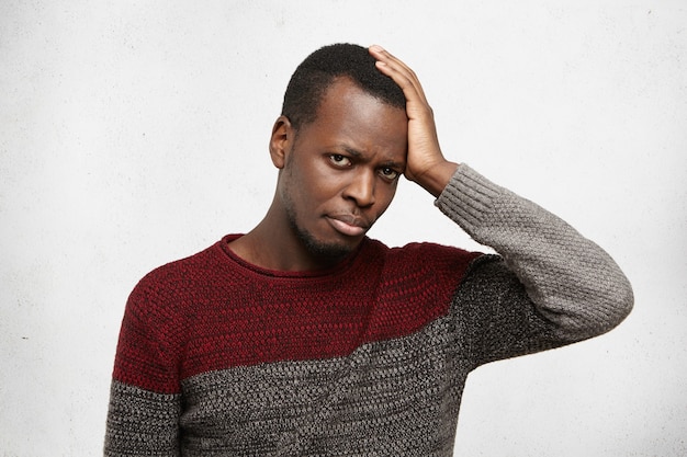 Portrait de beau jeune homme afro-américain habillé en pull décontracté chaud