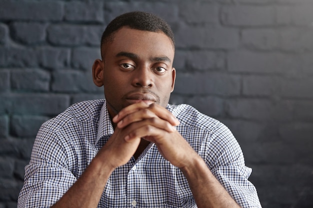 Photo gratuite portrait de beau jeune homme à la peau sombre en tenue de soirée avec une expression faciale réfléchie