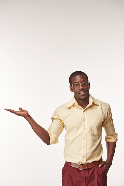 Portrait de beau jeune homme souriant africain noir