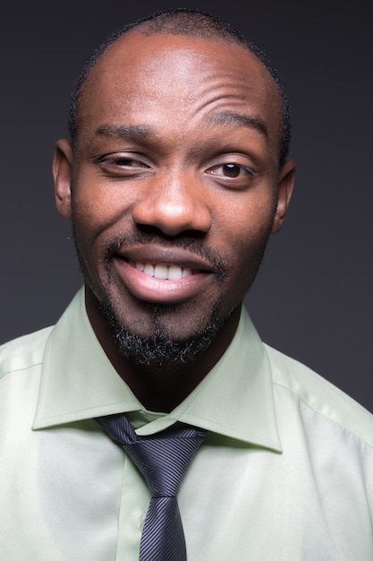 Photo gratuite portrait de beau jeune homme souriant africain noir