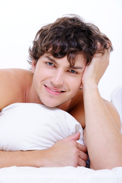 Portrait De Beau Jeune Homme Souriant à Huis Clos