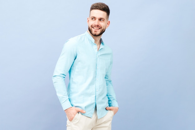 Photo gratuite portrait de beau jeune homme souriant portant une chemise et un pantalon décontractés