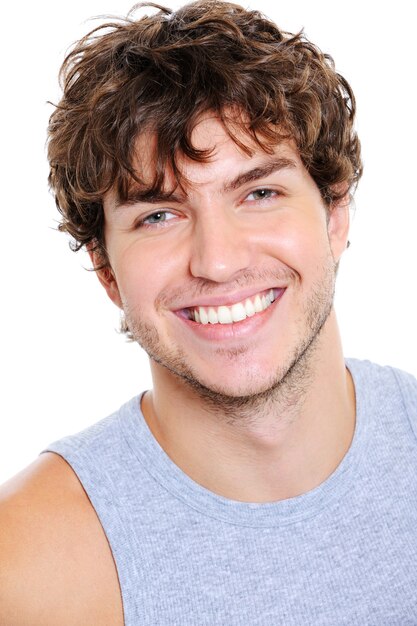Portrait de beau jeune homme avec un sourire heureux - isolé
