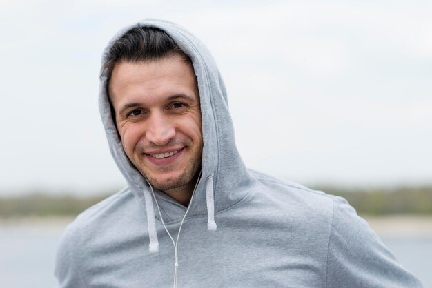 Portrait de beau mâle adulte souriant