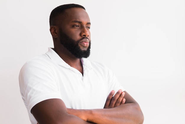 Photo gratuite portrait de beau mâle avec bras croisés