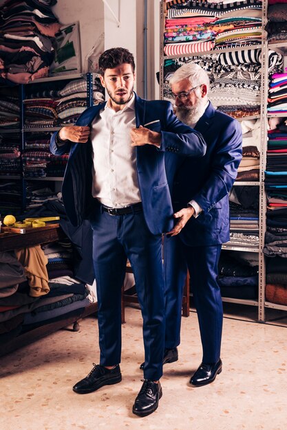 Portrait, beau, mâle, client, essayer, manteau, dans, boutique