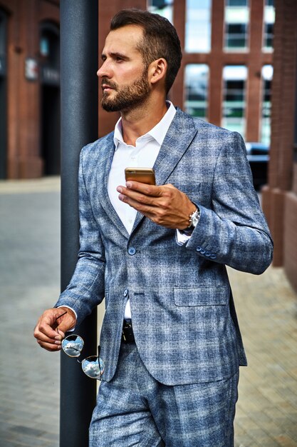 Portrait de beau mannequin d'affaires vêtu d'un élégant costume à carreaux