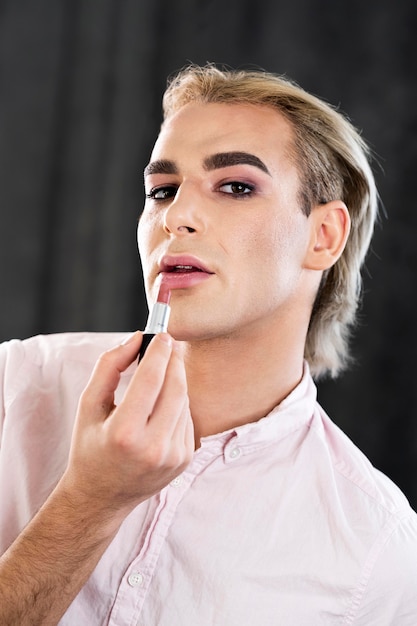 Portrait de beau maquillage masculin