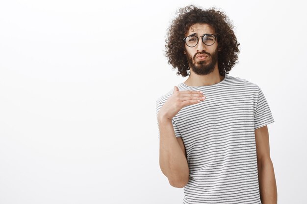 Portrait de beau mec charmant avec comportement de lit, sifflant et agitant la paume tout en voyant une femme chaude attrayante