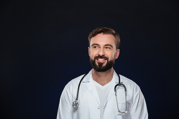 Portrait d'un beau médecin de sexe masculin