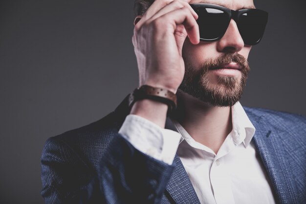 portrait, de, beau, mode, élégant, hipster, homme affaires, modèle, habillé, dans, élégant, costume bleu, poser, sur, gris