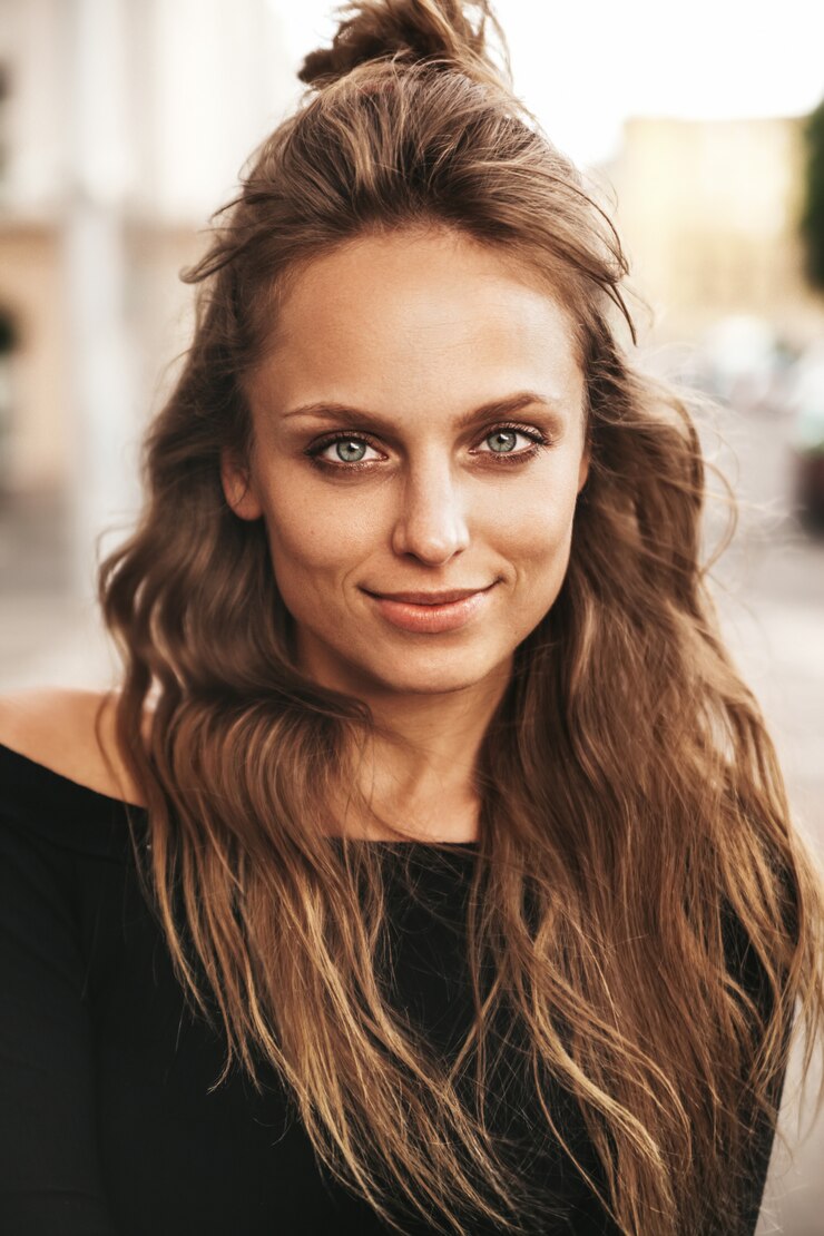 Photo gratuit portrait de beau modèle adolescent blond mignon sans maquillage dans les vêtements d'été hipster posant sur le fond de la rue