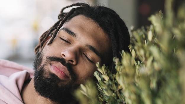 Photo gratuite portrait de beau modèle afro-américain