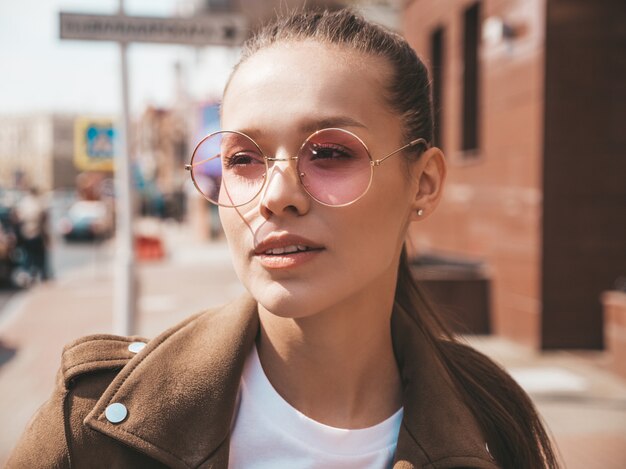 Portrait de beau modèle brune vêtue de vêtements de veste d'été hipster