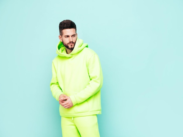 Portrait De Beau Modèle Confiant Sexy Homme élégant Vêtu D'un Sweat à Capuche Jaune Sans Logo Maquette De Marque De Vêtements Modèle De Conception Pour Vêtements De Sport Décontractés Mode Masculine Isolée En Studio