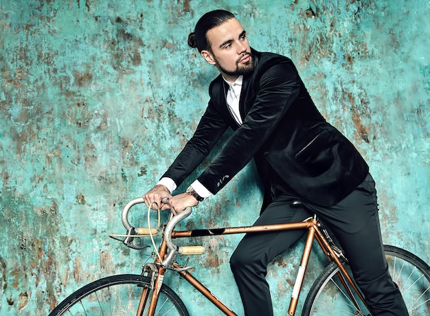 portrait de beau modèle élégant homme d'affaires hipster vêtu d'un élégant costume noir.