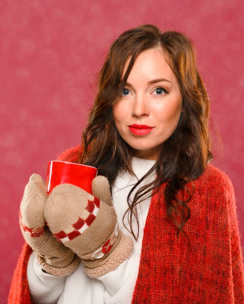 Portrait de beau modèle féminin hiver