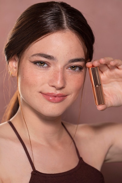 Photo gratuite portrait de beau modèle féminin avec maquillage naturel