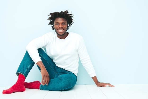 Portrait de beau modèle hipster souriant